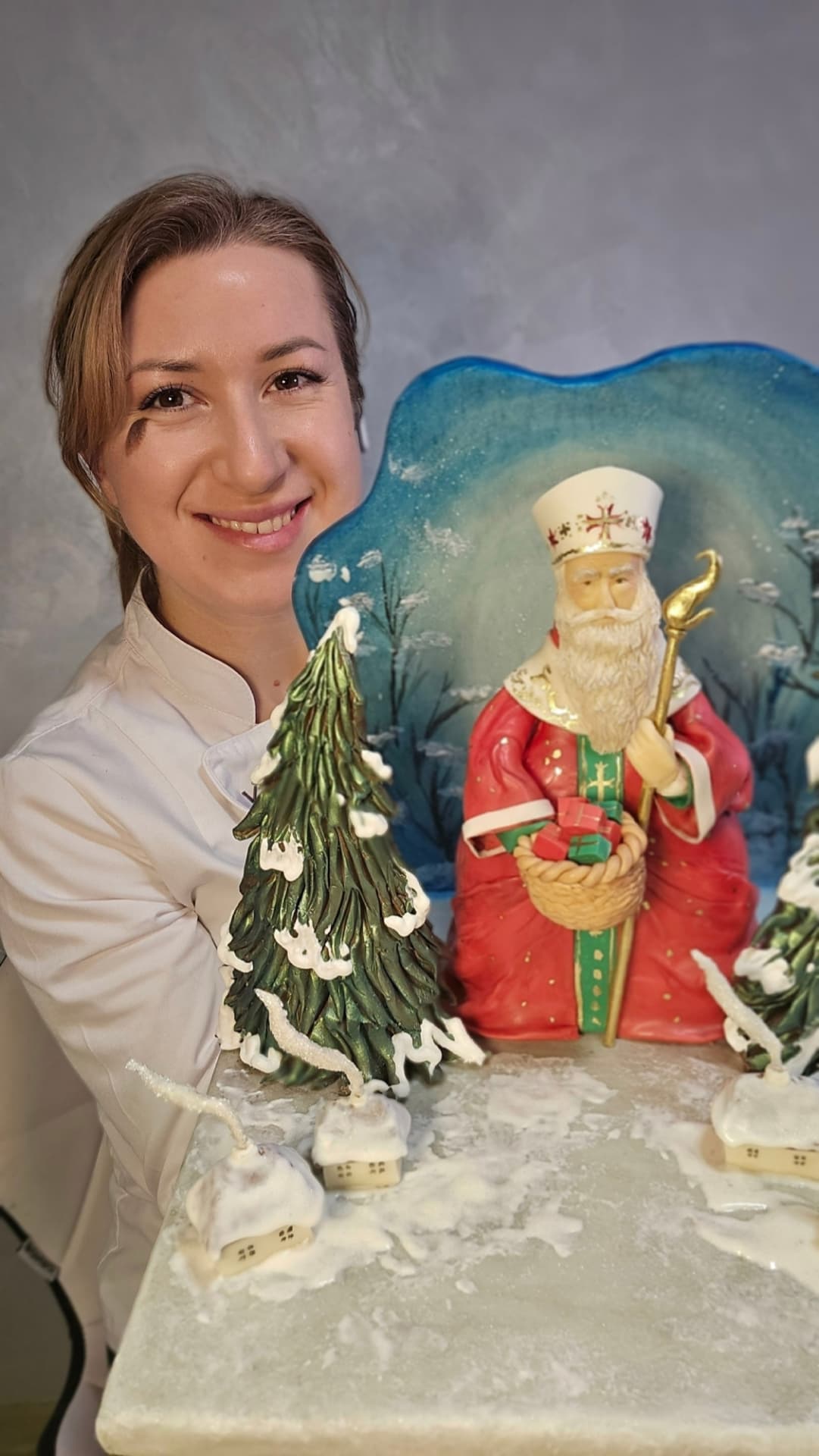 Вікторія з тортом зі Святим Миколаєм та ялинкою