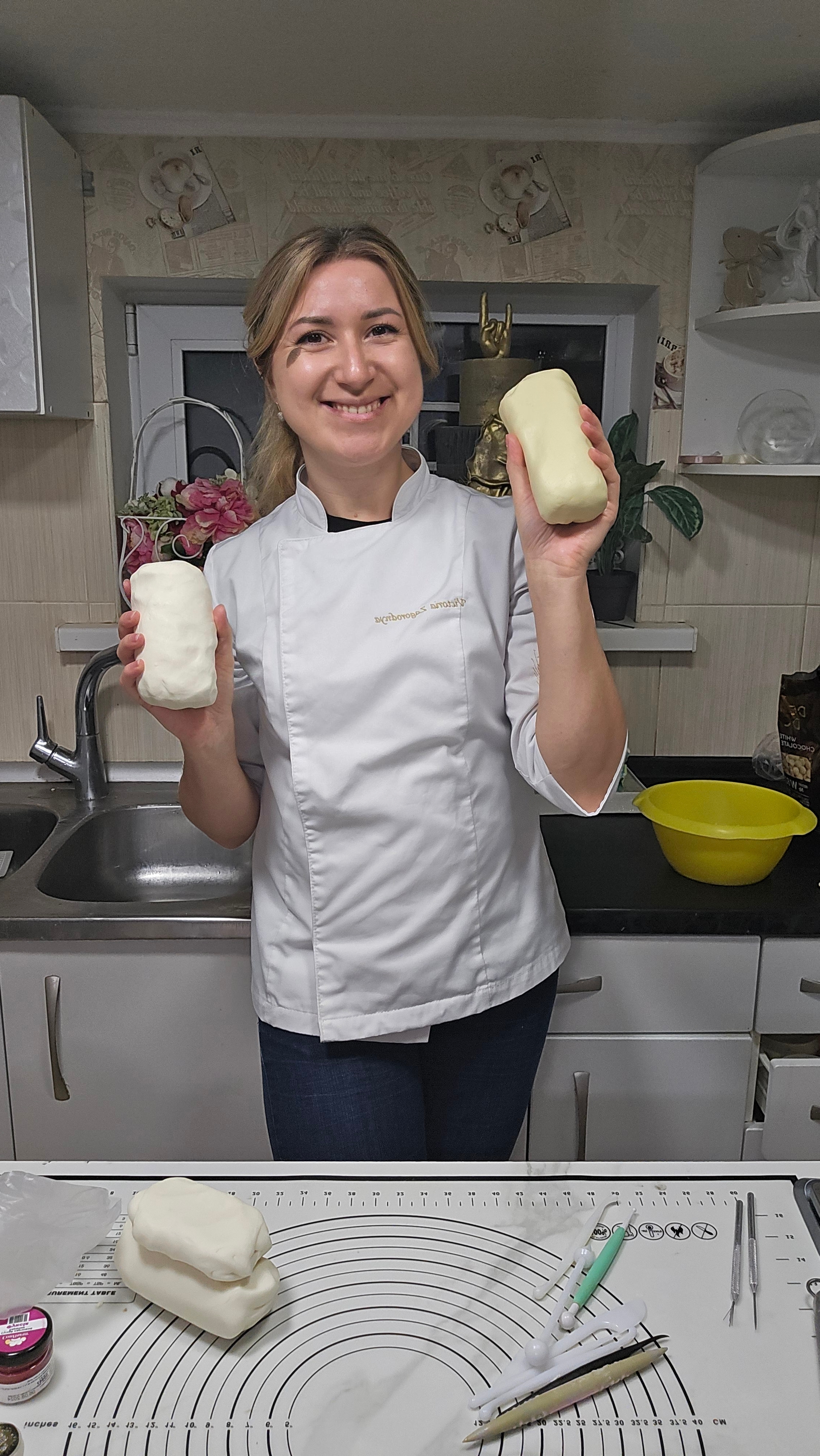 Вікторія з мастикою на кухні